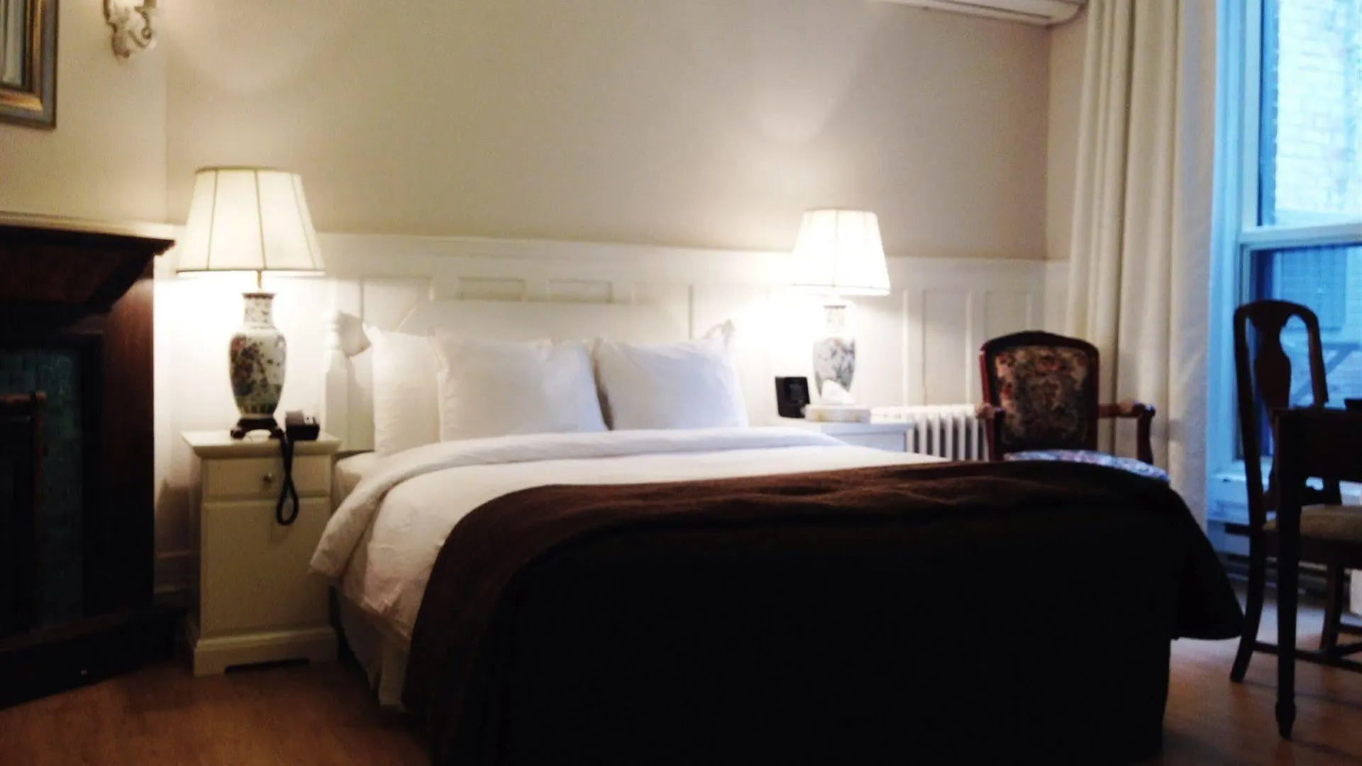 Ambrose House & Cafe - Self Check-In Guesthouse Montréal