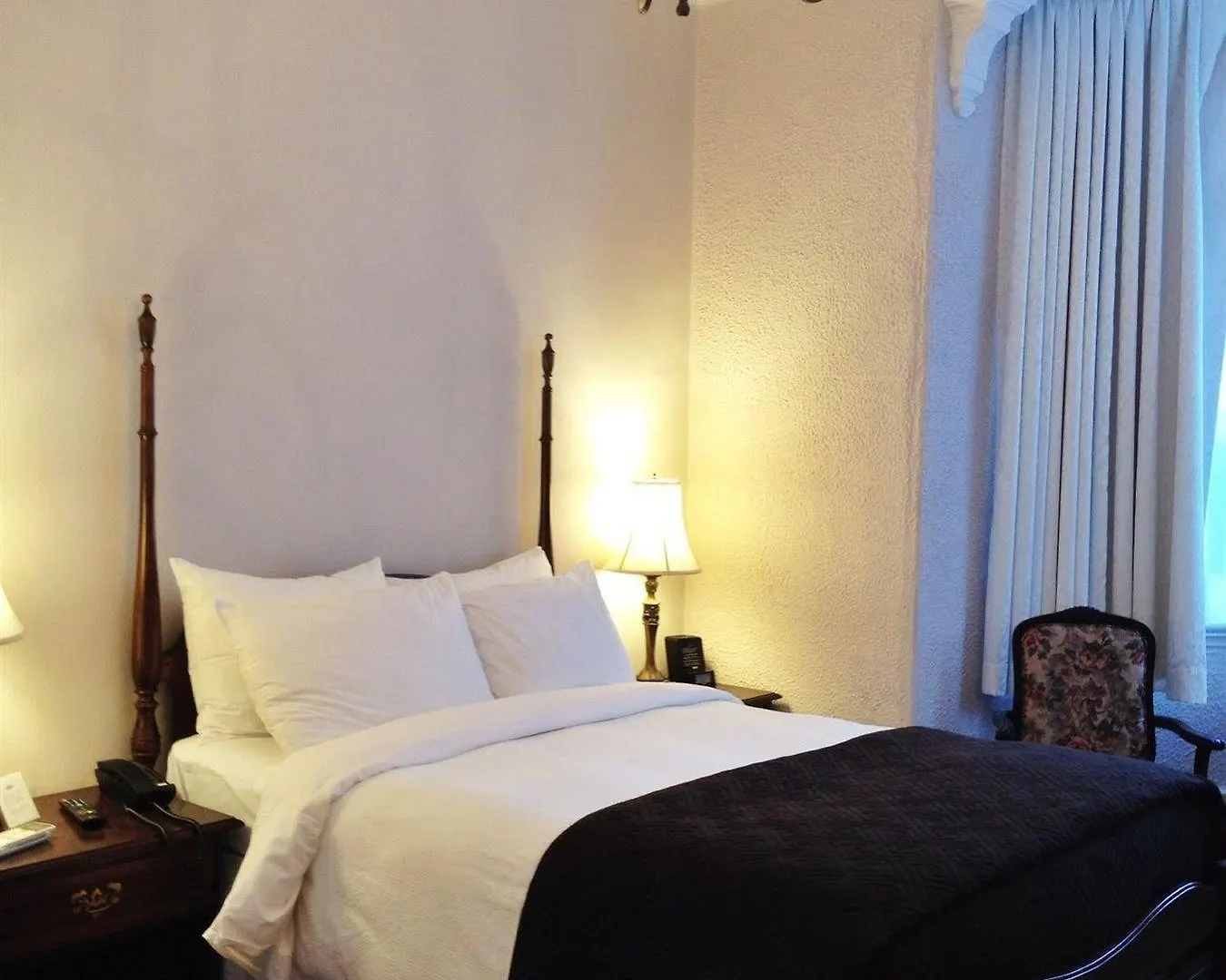 Ambrose House & Cafe - Self Check-In Guesthouse Montreal