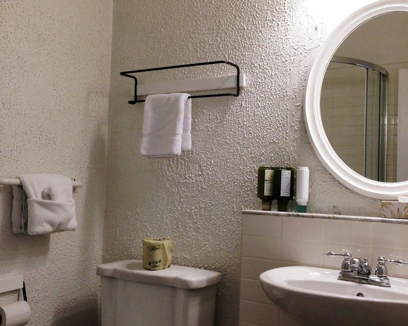 Hotel Ambrose House & Cafe - Self Check-In Guesthouse Montreal
